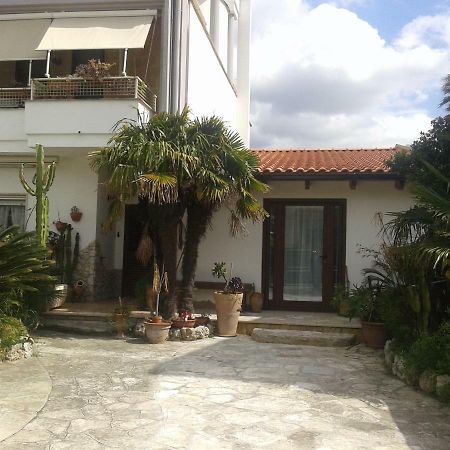 B&B Tra I Mari Del Salento Лече Екстериор снимка